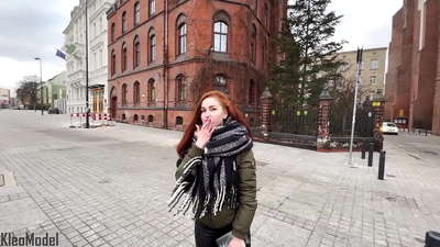 ಸಾರ್ವಜನಿಕ ಪಿಕಪ್: ಸುಂದರ ಹುಡುಗಿ ಐಫೋನ್‌ಗಾಗಿ ಸಿಕ್ಕಿಹಾಕಿಕೊಳ್ಳುತ್ತಾಳೆ ಮತ್ತು ಅವಳ ಪುಸಿಯಲ್ಲಿ ಕಮ್ ಆಗುತ್ತಾಳೆ. ಕ್ಲಿಯೋಮಾಡೆಲ್